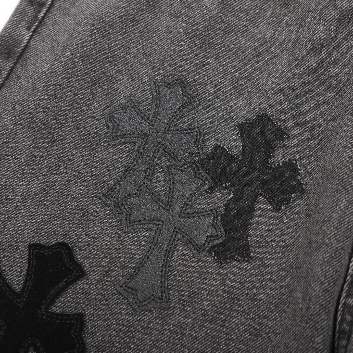P300 CH Chromehearts black cross-stitched leather black and gray heavy-duty cow king jeans, cabinet price 74W level, patchwork cross pattern embellishment, washed jeans! ! An absolutely high-end luxury product, a 1.9W-level god-level single product, a super popular product, made by top heavy industry, a magic weapon that cannot be missed! [About Zangyin] This is an extremely luxurious fashion brand that can also be called the aristocracy of the high street. It has always been an exclusive brand for some hipsters or rich second generations. Compared with ordinary high streets, it is more luxurious and noble. Compared with luxury brands, it is more fashionable and individual. It has always been a brand that I have a special liking for. [Top heavy industry fashion design] Consistently high-street luxury style. Speaking of this style, the Zangyin family and GU family are definitely the leading representative brands. Especially the Zangyin family has really achieved a state-of-the-art effect in creating high-street style. The unique washed material is used to create this style. The color system is already quite eye-catching. After it is decorated with patchwork cross flowers, it cleverly highlights the charm of the brand. Secondly, this style uses classic The high-waist cutting design highlights the long legs and fashionable temperament of the upper body. The brand is highly recognizable and the slim fit configuration is more suitable for daily wear. It is a product that interprets personality, fashion, and specifications at a glance. This single product is enough to make any fan excited. It can be a white T-shirt for a youthful college style, or a tight suspender for a royal style. It has strong matching ability and can be easily controlled by men.  [Materials and craftsmanship] Needless to say, this point goes without saying. As an excellent craftsman brand, Zangyin’s requirements for details and craftsmanship are really perfect. The washed color of this model has gone through so many processes, not to mention the embellishment of denim appliques. It is also purely hand-made and sewn. Just like what they believe in, only hand-made things have soul and have the meaning of wear. A top-notch heavy-duty fashionable denim item, I look forward to your perfect interpretation! !  Color: black gray Size: 28-36